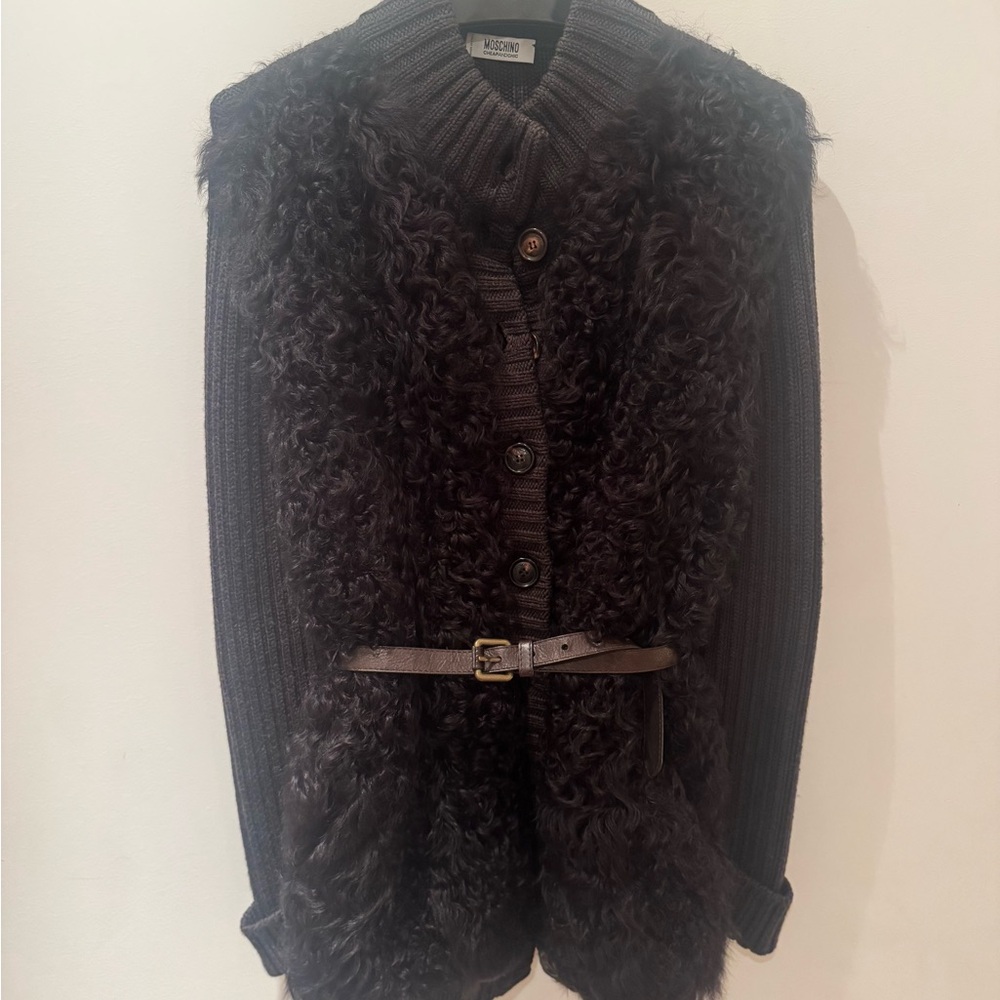 Moschino lambs wool sweater and belt. 
IT 44. (Approx. 10)
Made in Italy. 🇮🇹
